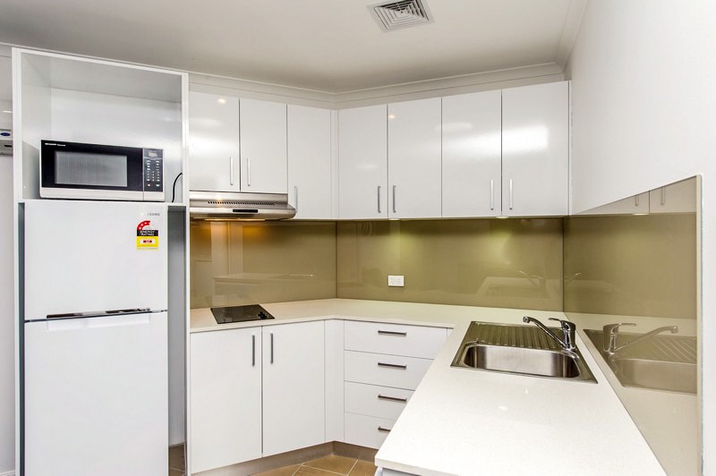 Alpha Hotel Canberra - One Bedroom Apartment - Kitchen
